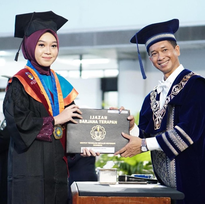 Dua Wisudawan Diploma Terbaik ITS Kompak Raih IPK 3,88
