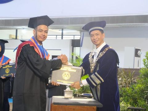 Dua Wisudawan Diploma Terbaik ITS Kompak Raih IPK 3,88