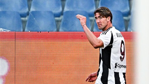 GENOA, ITALY - SEPTEMBER 28: Dusan Vlahovic of Juventus celebrates after scoring his second goal during the Serie A match between Genoa and Juventus at Stadio Luigi Ferraris on September 28, 2024 in Genoa, Italy. (Photo by Simone Arveda/Getty Images)