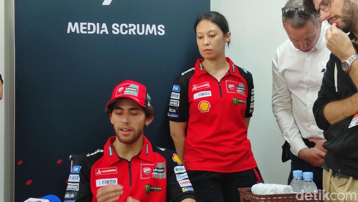 Enea Bastianini meraih podium kedua dalam sprint race MotoGP Mandalika, Sabtu (28/9/2024). Rider tim Ducati itu hanya kalah dari rekan setimnya, Francesco Bagnaia, yang finis pertama.