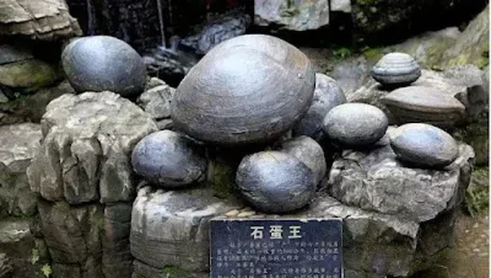 Fenomena gunung bertelur di Provinsi Guizhou, China.