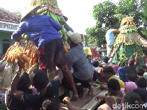 Warga Berebut Gunungan 1.000 Hasil Bumi-Tumpeng di Festival Ketan