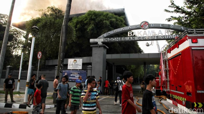 Foto 19 Damkar Dikerahkan Padamkan Kebakaran di Gedung Bakamla Sebanyak 19 Mobil pemadam kebakaran dikerahkan untuk memadamkan kebakaran yang terjadi di Gedung Bakaml RI, Jakarta, Minggu (29/10/2024) pagi. Begini potretnya.