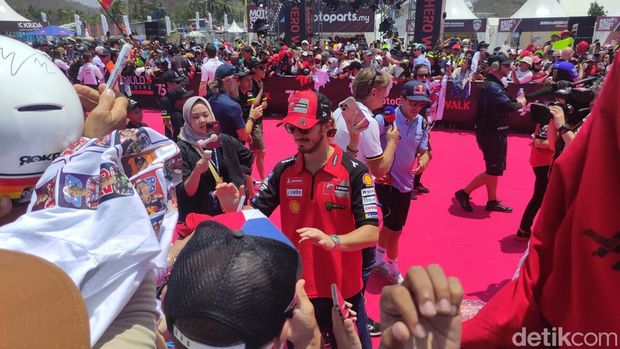 Francesco Bagnaia dalam Rider Fan Parade jelang MotoGP Mandalika, Minggu 29 September 2024.