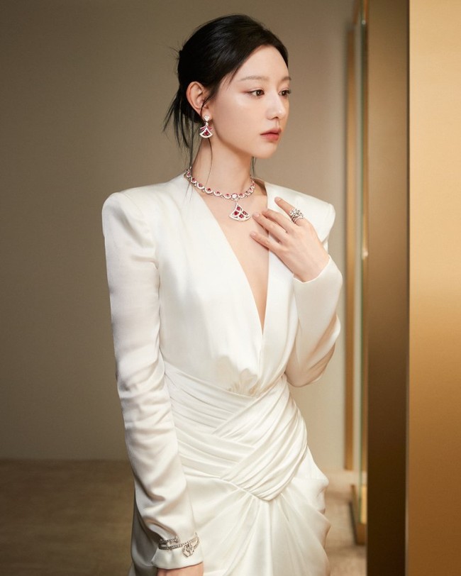 Dalam video yang viral, Kim Ji Won tak kuasa menahan tawanya saat berfoto di tengah Mingyu SEVENTEEN dan bintang variety show Jinny’s Kitchen, Lee Seo Jin. Mingyu pun tersenyum usai melihatnya. Foto: Instagram