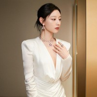 Dalam video yang viral, Kim Ji Won tak kuasa menahan tawanya saat berfoto di tengah Mingyu SEVENTEEN dan bintang variety show Jinny’s Kitchen, Lee Seo Jin. Mingyu pun tersenyum usai melihatnya. Foto: Instagram