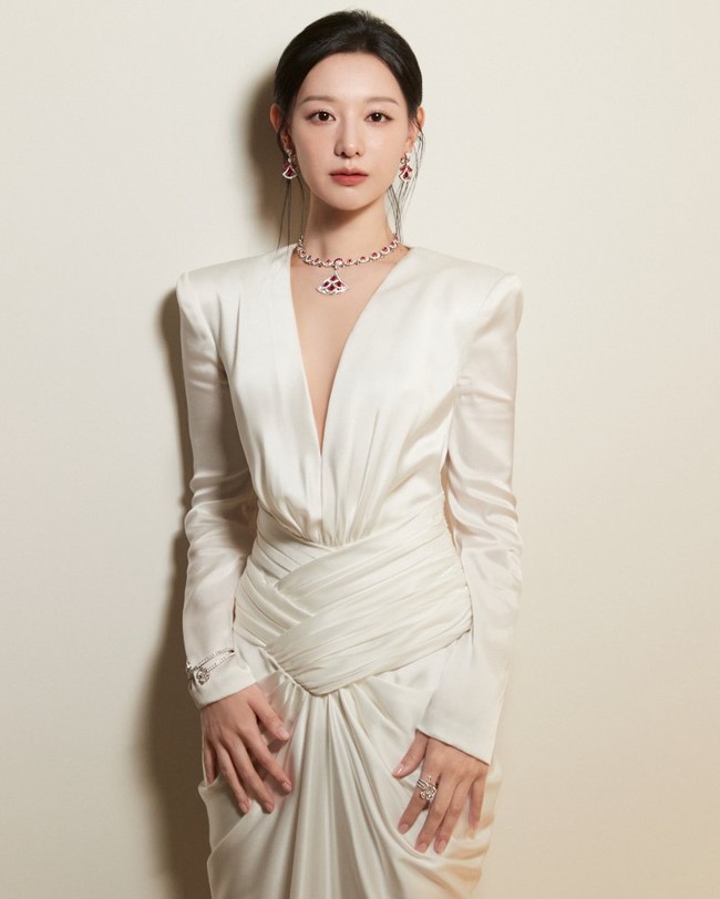 Dalam kesempatan itu, Kim Ji Won tampil memesona dalam balutan gaun bridal putih dari Isabel Sanchis dan koleksi perhiasan BVLGARI bermata berlian dan batu merah. Foto: Instagram