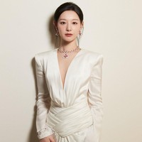Dalam kesempatan itu, Kim Ji Won tampil memesona dalam balutan gaun bridal putih dari Isabel Sanchis dan koleksi perhiasan BVLGARI bermata berlian dan batu merah. Foto: Instagram