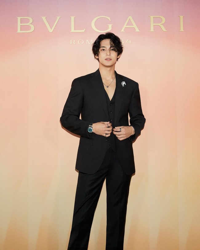 Kim Ji Won dan Mingyu SEVENTEEN mencuri atensi penggemar setelah foto bersama di acara BVLGARI Eternally Reborn Exhibition pada Kamis (29/9/2024). Foto: Instagram