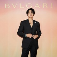 Kim Ji Won dan Mingyu SEVENTEEN mencuri atensi penggemar setelah foto bersama di acara BVLGARI Eternally Reborn Exhibition pada Kamis (29/9/2024). Foto: Instagram