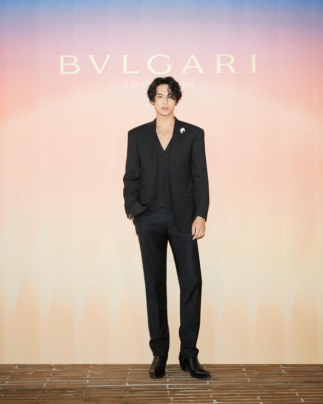 Kim Ji Won yang tampak mungil di sebelah Mingyu memiliki tinggi badan 164 cm. Sedangkan personel grup KPop SEVENTEEN yang dijuluki gapura kabupaten itu punya tinggi badan mencapai 187 cm. Foto: Instagram