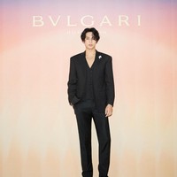 Kim Ji Won yang tampak mungil di sebelah Mingyu memiliki tinggi badan 164 cm. Sedangkan personel grup KPop SEVENTEEN yang dijuluki gapura kabupaten itu punya tinggi badan mencapai 187 cm. Foto: Instagram