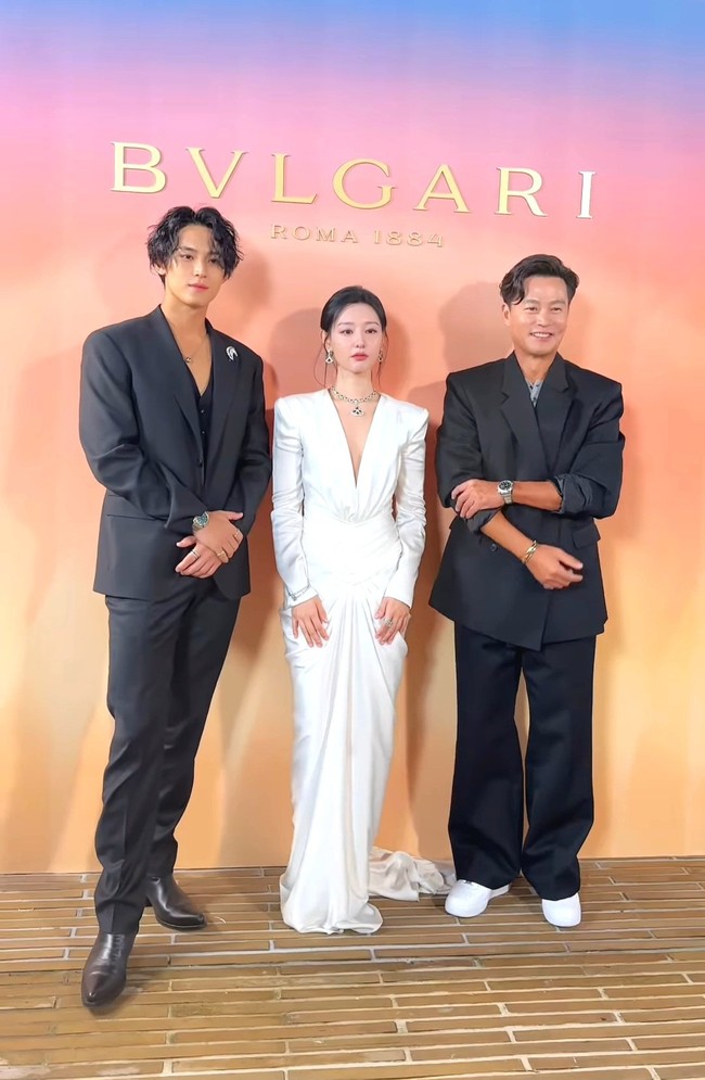 “gils putri keraton with gapura kabupaten🔥” “the kims clan: kim mingyu and kim jiwon 🤩” “Senengnya lihat mingyu sama mba jiwon satu frame gini 🥹🫶🏻” komentar sejumlah penggemar. Foto: Instagram