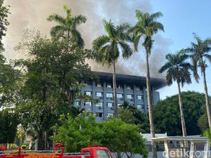 95 Personel-19 Mobil Damkar Dikerahkan Padamkan Kebakaran Gedung Bakamla