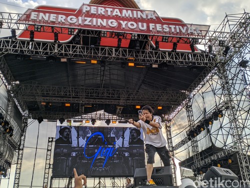 Grup musik pop rock, Gigi, menggebrak panggung Pertamina Energizing You Festival 2024 di Sirkuit Mandalika, Lombok Tengah, NTB, Minggu (29/9/2024). (Foto: Ahmad Viqi/detikBali)