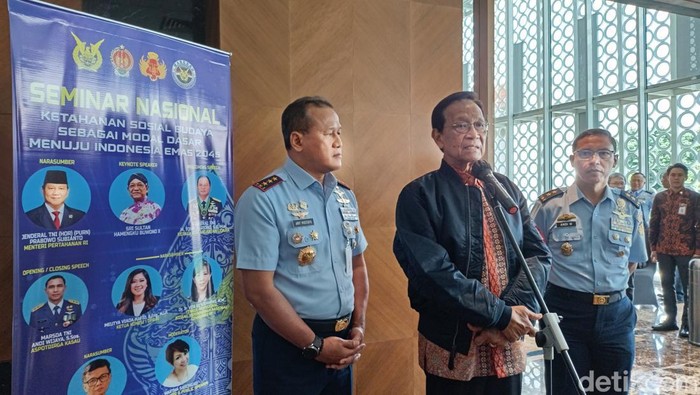 Gubernur DIY Sri Sultan HB X dan Komandan Kodiklatau, Marsdya TNI Arif Mustofa saat hadir dalam Seminar Nasional Komunikasi Sosial Dirgantara 2024 di Hotel Royal Ambarrukmo Jogja, Minggu (29/9/2024).