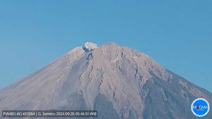 gunung semeru erupsi