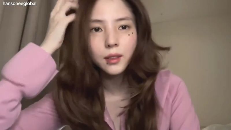 Han So Hee tampil dengan stiker tindik di wajahnya