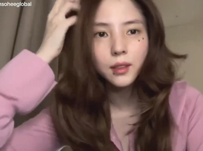 Han So Hee tampil dengan stiker tindik di wajahnya