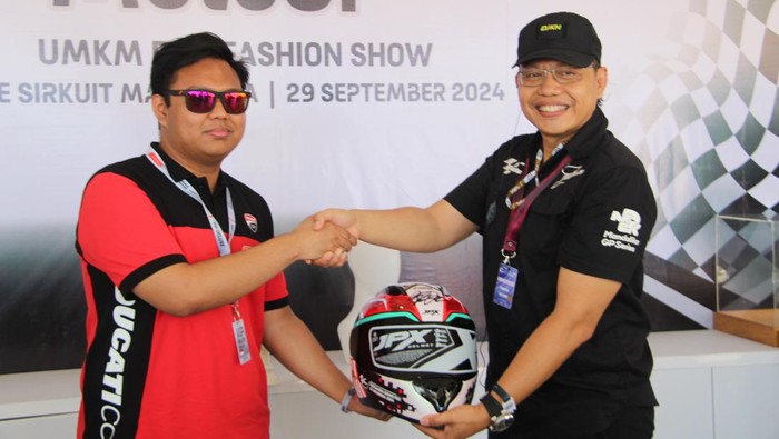 Helm bertanda tangan rider MotoGP, Fabio Di Giannantonio dan Marco Bezzecchi, dilelang Rp 25,5 juta di Sirkuit Mandalika, Minggu (29/9/2024). (Foto: Humas KPKNL)