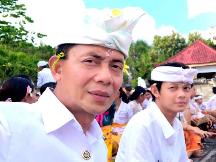 I Made Satria dan kegiatan sosialnya membantu masyarakat di Nusa Penida, Klungkung,