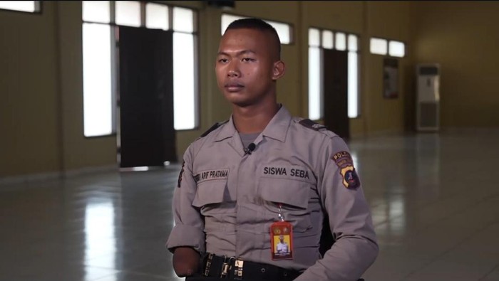 Siswa Pendidikan dan Pembentukan Bintara (Diktukba) Inklusif Polri dari jalur disabilitas, Rendi Arif Pratama, kini menjalani pendidikan di Sekolah Polisi Negara (SPN) Polda Sumatera Utara (Sumut). Rendi merupakan atlet paralimpik cabang olahraga atletik.