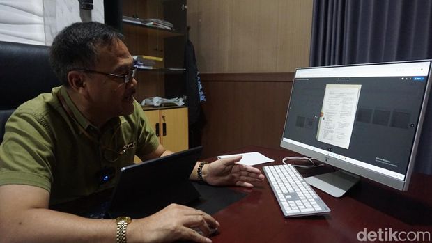 Indra Ridwan yang kini aktif menjabat Wakil Rektor di Institut Seni Budaya Indonesia (ISBI) Bandung