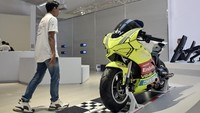 Museum semipermanen ini menawarkan berbagai memorabilia dari dunia MotoGP, termasuk atribut pembalap. Mulai dari atas sampai bawah, ada helm (helmet), visor, baju balap (racing suit), sarung tangan (gloves), knee sliders, dan sepatu boots.