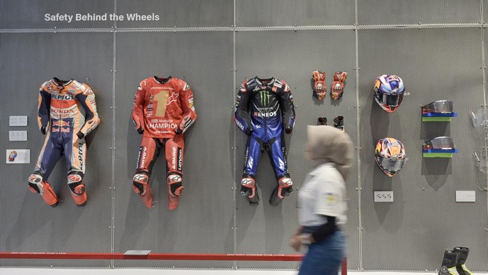 Intip Koleksi Museum MotoGP Pertama Dunia di Lombok Pengunjung berjalan di dekat baju balap MotoGP yang dipajang di museum MotoGP di Pertamina Mandalika International Street Circuit, Kuta, Praya, Lombok Tengah, NTB, Minggu (29/9/2024). Museum MotoGP pertama di dunia tersebut menjadi wahana dan daya tarik baru bagi wisatawan yang berkunjung ke sirkuit Mandalika. ANTARA FOTO/Ahmad Subaidi/aww.