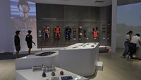 Uniknya lagi, atribut itu memiliki sejarah dari balapan yang telah dilalui para pembalap. Misalnya pada racing suit milik Marc Marquez, Pecco Bagnaia, hingga Fabio Quartararo. Lalu, knee sliders milik Alex Marquez, Raul Fernandez, dan Miguel Oliviera yang ada bekas baretan dari aspal saat balapan. 