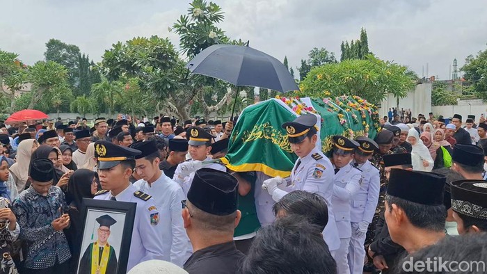Jenazah Prof Asad Isma saat dikebumikan di Makam Pahlawan (TMP) Jambi