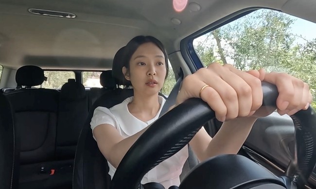 Jarang terlihat penggemar, Jennie BLACKPINK menampilkan kemampuan menyetir saat menjemput para tamu bule dan membuat kue tiramisu. 