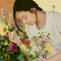 Jennie BLACKPINK bertransformasi sebagai wanita Italia bernama Maria. Selama 72 jam, dia dikenal sebagai pemilik penginapan di daerah pedesaan Roma, Italia dekat peternakan kuda.