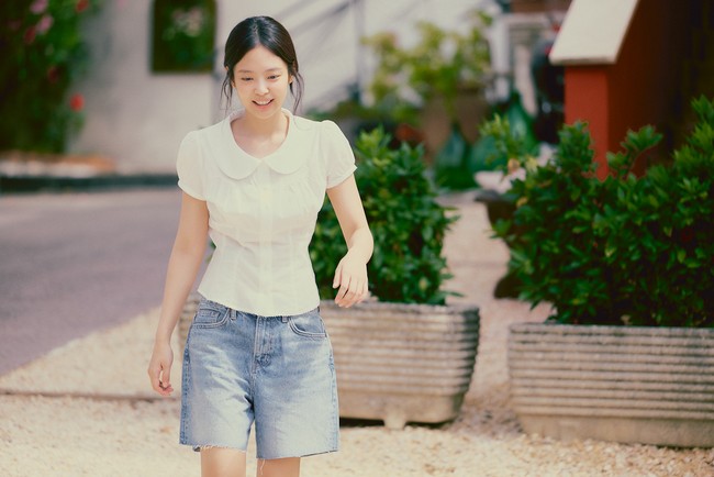 Sebagai pecinta alam dan hewan, Jennie BLACKPINK terhubung cepat dengan karakternya sebagai Maria yang tinggal di dekat peternakan kuda. Dia mengenang masa lalunya bersekolah di Selandia Baru.