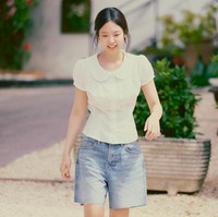 Sebagai pecinta alam dan hewan, Jennie BLACKPINK terhubung cepat dengan karakternya sebagai Maria yang tinggal di dekat peternakan kuda. Dia mengenang masa lalunya bersekolah di Selandia Baru.