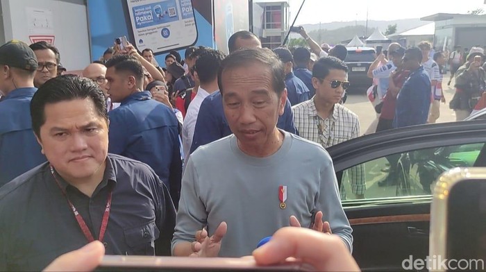 Presiden Jokowi memasuki Sirkuit Mandalika dengan mobil RI 1 berwarna hitam. Beberapa pejabat turut menghadiri event, termasuk Menteri BUMN Erick Thohir dan Menpora Dito Ariotedjo.
