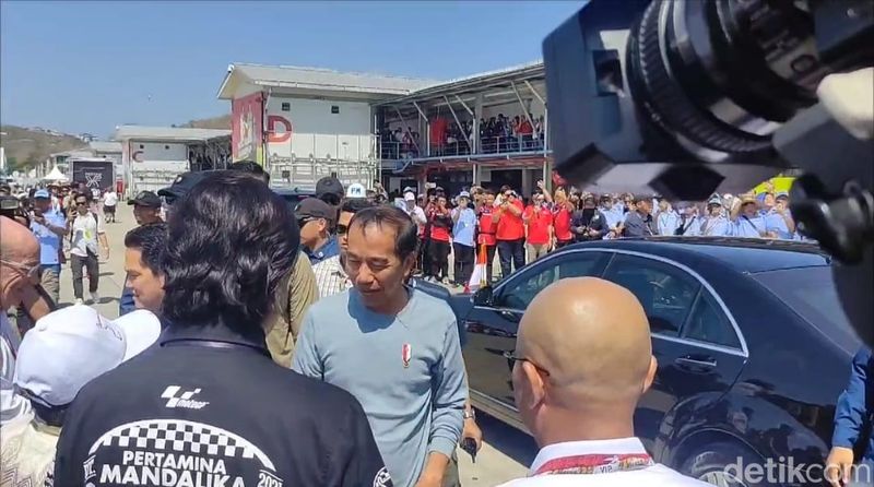 Presiden Joko Widodo baru tiba di Sirkuit Mandalika, Minggu (29/9/2024) siang WIB. Jokowi diagendakan menyerahkan trofi juara MotoGP Mandalika 2024.