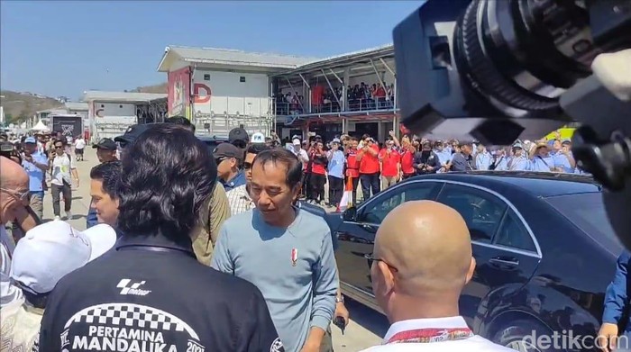 Presiden Joko Widodo baru tiba di Sirkuit Mandalika, Minggu (29/9/2024) siang WIB. Jokowi diagendakan menyerahkan trofi juara MotoGP Mandalika 2024.