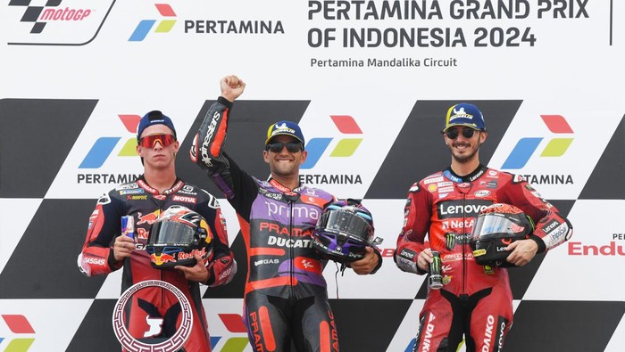 Pembalap Prima Pramac Jorge Martin (tengah) berselebrasi usai memenangi MotoGP Mandalika disaksikan pemenang kedua, pembalap Red Bull GASGAS Tech3 Pedro Acosta (kiri), dan pemenang ketiga, pembalap Ducati Lenovo Francesco Bagnaia (kanan), di Pertamina Mandalika International Street Circuit, Lombok Tengah, NTB, Minggu (29/9/2024). ANTARA FOTO/Akbar Nugroho Gumay/YU