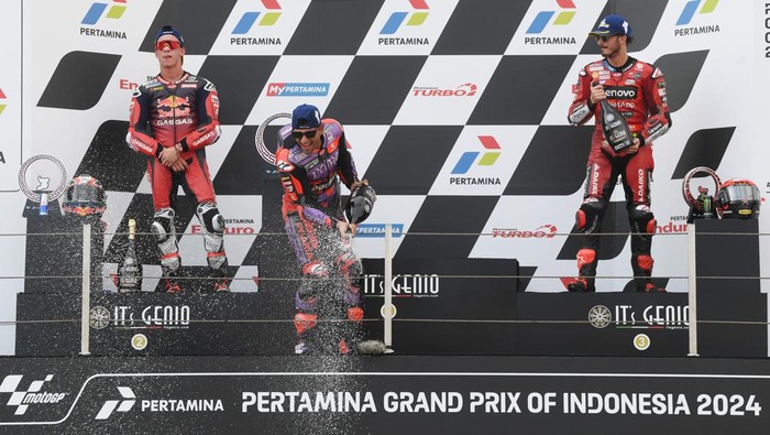 Jorge Martin juara MotoGP Mandalika Pembalap Prima Pramac Jorge Martin (tengah) berselebrasi usai memenangi MotoGP Mandalika disaksikan pemenang kedua, pembalap Red Bull GASGAS Tech3 Pedro Acosta (kiri), dan pemenang ketiga, pembalap Ducati Lenovo Francesco Bagnaia (kanan), di Pertamina Mandalika International Street Circuit, Lombok Tengah, NTB, Minggu (29/9/2024). ANTARA FOTO/Akbar Nugroho Gumay/YU