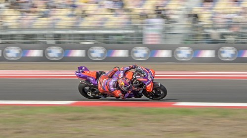 Pembalap Prima Pramac Jorge Martin (tengah) berselebrasi usai memenangi MotoGP Mandalika disaksikan pemenang kedua, pembalap Red Bull GASGAS Tech3 Pedro Acosta (kiri), dan pemenang ketiga, pembalap Ducati Lenovo Francesco Bagnaia (kanan), di Pertamina Mandalika International Street Circuit, Lombok Tengah, NTB, Minggu (29/9/2024). ANTARA FOTO/Akbar Nugroho Gumay/YU