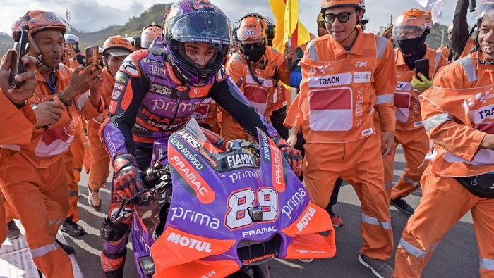 Pembalap Prima Pramac Jorge Martin (tengah) berselebrasi usai memenangi MotoGP Mandalika disaksikan pemenang kedua, pembalap Red Bull GASGAS Tech3 Pedro Acosta (kiri), dan pemenang ketiga, pembalap Ducati Lenovo Francesco Bagnaia (kanan), di Pertamina Mandalika International Street Circuit, Lombok Tengah, NTB, Minggu (29/9/2024). ANTARA FOTO/Akbar Nugroho Gumay/YU