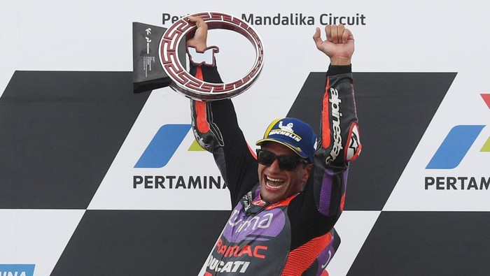 Pembalap Prima Pramac Jorge Martin (tengah) berselebrasi usai memenangi MotoGP Mandalika disaksikan pemenang kedua, pembalap Red Bull GASGAS Tech3 Pedro Acosta (kiri), dan pemenang ketiga, pembalap Ducati Lenovo Francesco Bagnaia (kanan), di Pertamina Mandalika International Street Circuit, Lombok Tengah, NTB, Minggu (29/9/2024). ANTARA FOTO/Akbar Nugroho Gumay/YU
