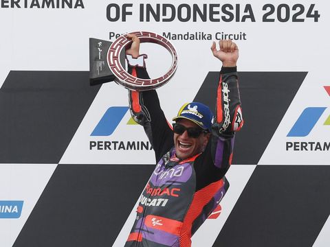 Pembalap Prima Pramac Jorge Martin (tengah) berselebrasi usai memenangi MotoGP Mandalika disaksikan pemenang kedua, pembalap Red Bull GASGAS Tech3 Pedro Acosta (kiri), dan pemenang ketiga, pembalap Ducati Lenovo Francesco Bagnaia (kanan), di Pertamina Mandalika International Street Circuit, Lombok Tengah, NTB, Minggu (29/9/2024). ANTARA FOTO/Akbar Nugroho Gumay/YU