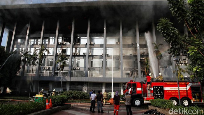 Petugas pemadam kebakaran berusaha memadakan api di Gedung Bakaml RI, Jakarta, Minggu (29/10/2024).