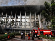 Foto 19 Damkar Dikerahkan Padamkan Kebakaran di Gedung Bakamla