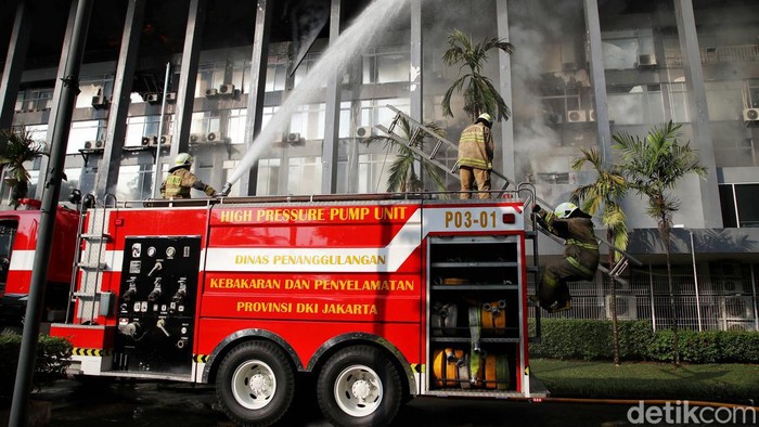 Kebakaran di Gedung Bakamla Petugas pemadam kebakaran berusaha memadakan api di Gedung Bakaml RI, Jakarta, Minggu (29/10/2024).