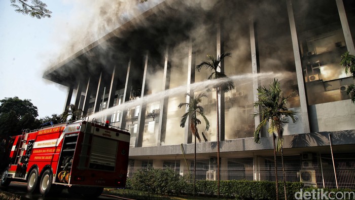 Petugas pemadam kebakaran berusaha memadakan api di Gedung Bakaml RI, Jakarta, Minggu (29/10/2024).