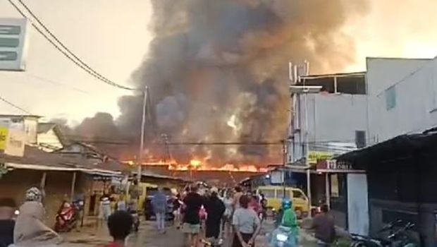 Kebakaran di Pasar Remu, Kota Sorong, Papua Barat Daya, menghanguskan 500 kios jualan pedagang.