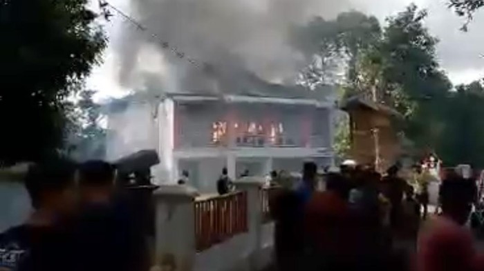 Kebakaran rumah Kepala Desa Raja, Kecamatan Kajuara, Kabupaten Bone.